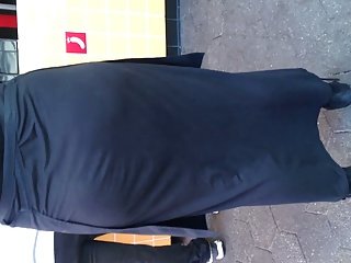 Big ass in abito lungo nero