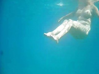 Avó nu total sob a água para voyeurs