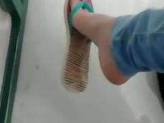 Candid remaja menggantung datar sandal jepit di sekolah