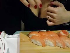 Istri saya di sebuah restoran sushi