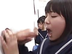 Japanische Schule Mädchen bläst Hahn durch Gloryhole in der Klasse