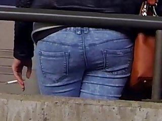 Candid - Νίκαια Ass Σε Jeans At The Train Station