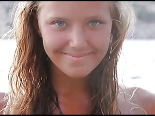 J15 jeune nue posant 5 - Blonde sur la plage