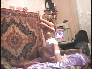 Anya. Mignon fille ukrainienne de Kharkov ( p.1- danse sur le canapé )
