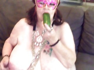 Granny Amateur jouer avec concombre