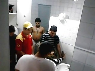 Kluci chytil kurva dívku v hospodě WC Gangbang !