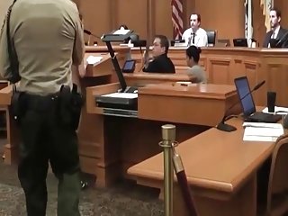 Hippy nudista se despoja Durante Audiencia ante el tribunal