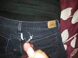 Cumshot op zwarte jeans