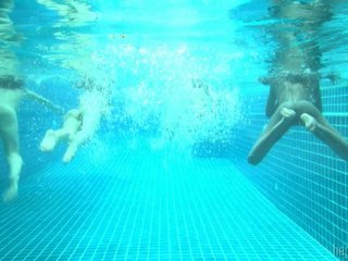 4 kleine Meerjungfrauen in einem Pool