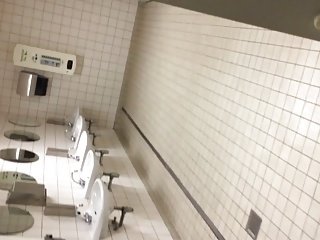 Wank et de sperme dans les toilettes publiques