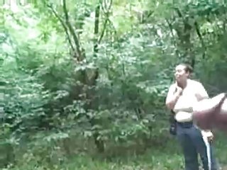 atrapado masturbándose en un bosque por la señora pechugona y le gusta