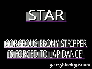 Incrível jovem namorada negra no mini- saia dando Estrela