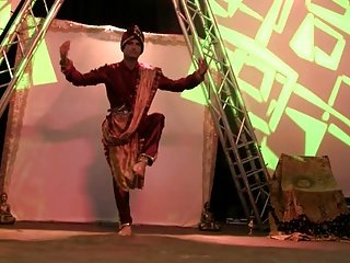 Indian sexy pertunjukan di atas panggung
