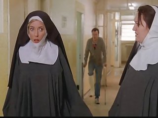 Nonner bundet op og strippet af politiet!