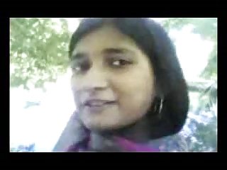 فتاة بنغلاديشية عرض في صديق و ' ق في طلب بارك