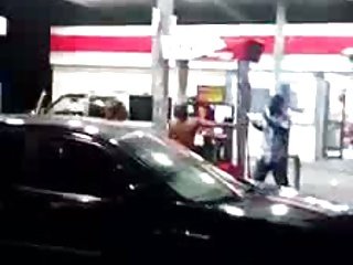 femmes nues frapper deux hommes en public