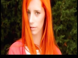 Bellezza arancione haired strofina se stessa