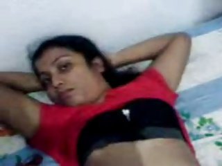 ベッドの上で熱いインドの若いカップルの前戯