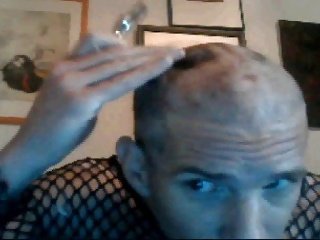 Poppers Pig afeita la cabeza, la humillación cenicero (video 2 de 3)