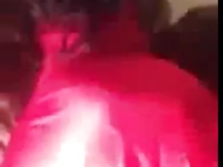 Arabo in abito rosso twerking