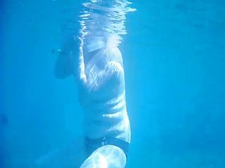 Topless gruesa dama caliente bajo el agua para voyeurs