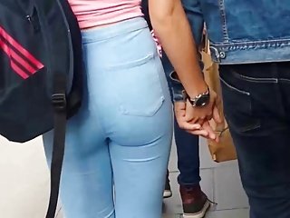 Đốc công Travels 37: Blonde teen ass chặt chẽ trong chiếc quần jeans