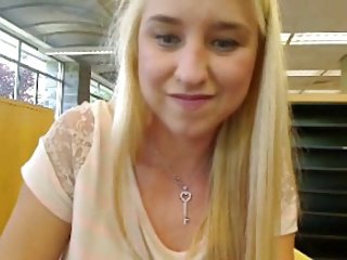 amatør blonde onanerer og sprøjter i biblioteket WF