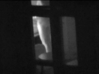 Guy pris nue dans sa maison avec la fenêtre de spycam