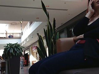 Donna matura che si siede sul banco centro commerciale