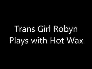 Trans Mädchen Robyn spielt mit Warmwachs