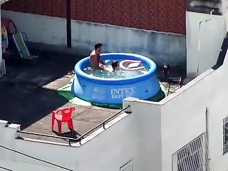 Szórakozás a tetőn medence