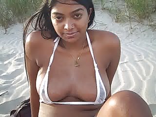 Modelo indiano Jennifer em um biquini minúsculo na praia, sem nudez!