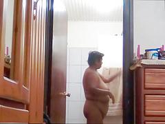 Meine indische Stiefmutter mit großen Titten Duschen und Trocknen aus