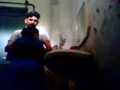 Indien servent lady baisée dans la salle de bain son propriétaire de maison