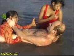 quan hệ tình dục người Ấn Độ trên bãi biển